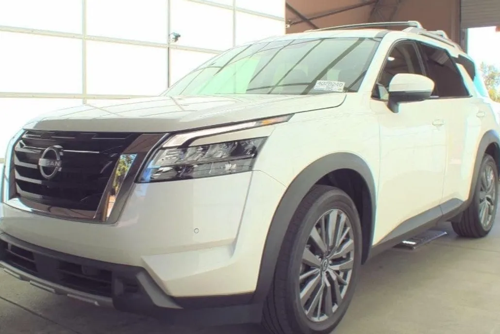 2023 Nissan Pathfinder SL photo 1