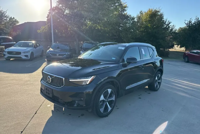 2025 Volvo XC40 Plus photo 1