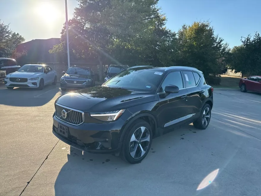 2025 Volvo XC40 Plus photo 1