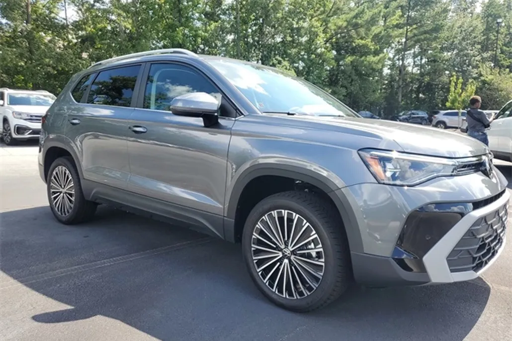 2025 Volkswagen Taos SE photo 1
