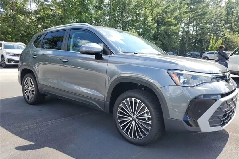 2025 Volkswagen Taos SE photo 1