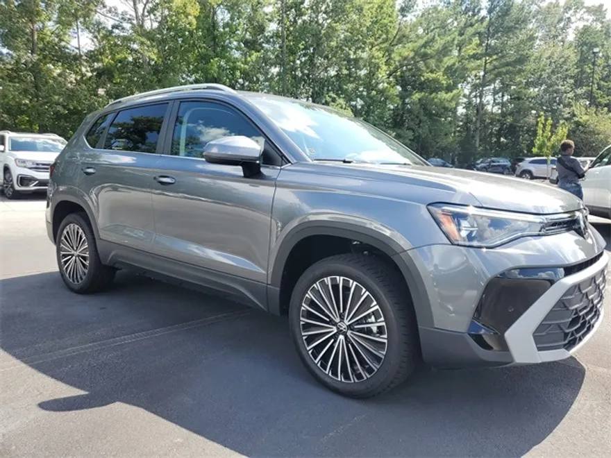 2025 Volkswagen Taos SE photo 1