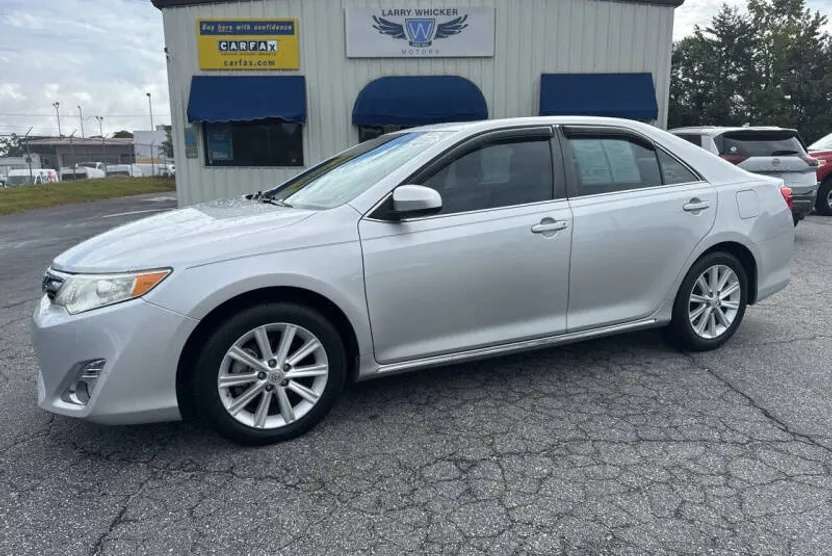 2014 Toyota Camry SE photo 1
