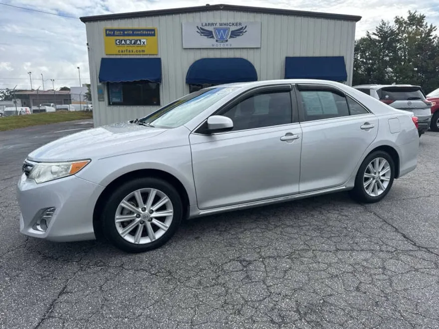 2014 Toyota Camry SE photo 1