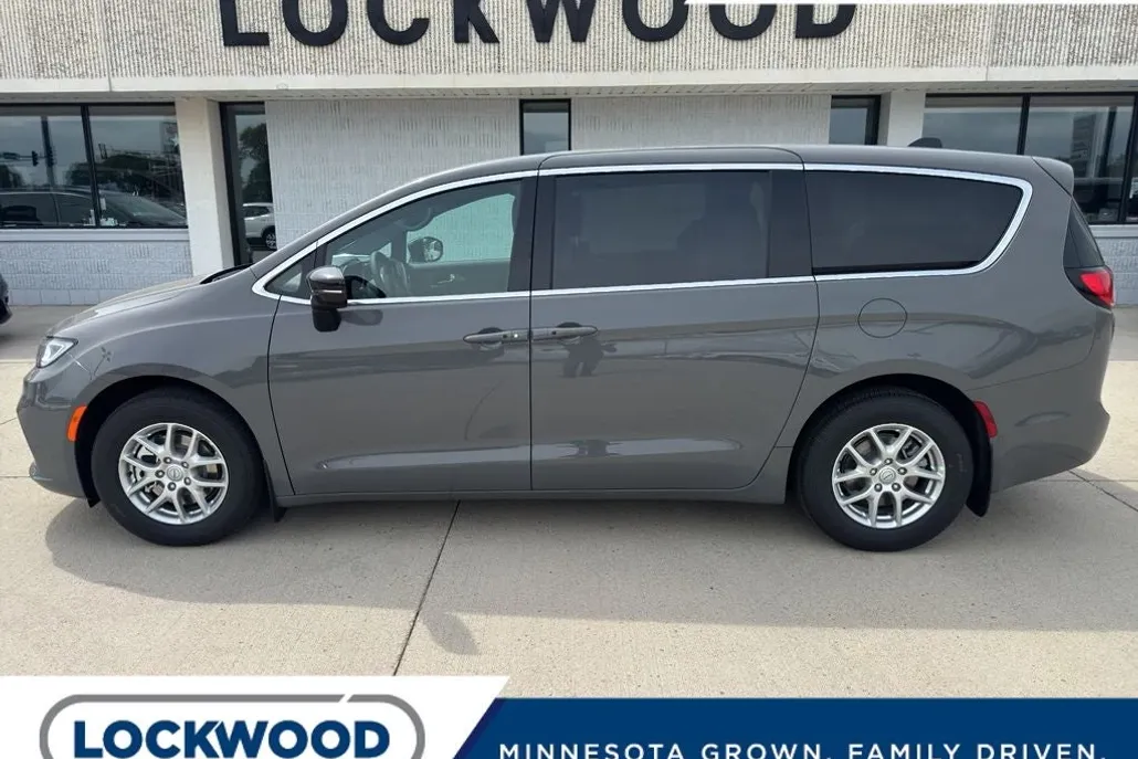 2025 Chrysler Pacifica photo 1