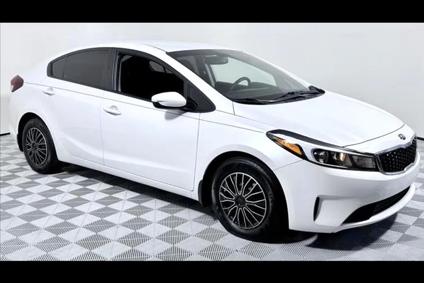 2017 Kia Forte LX photo 1