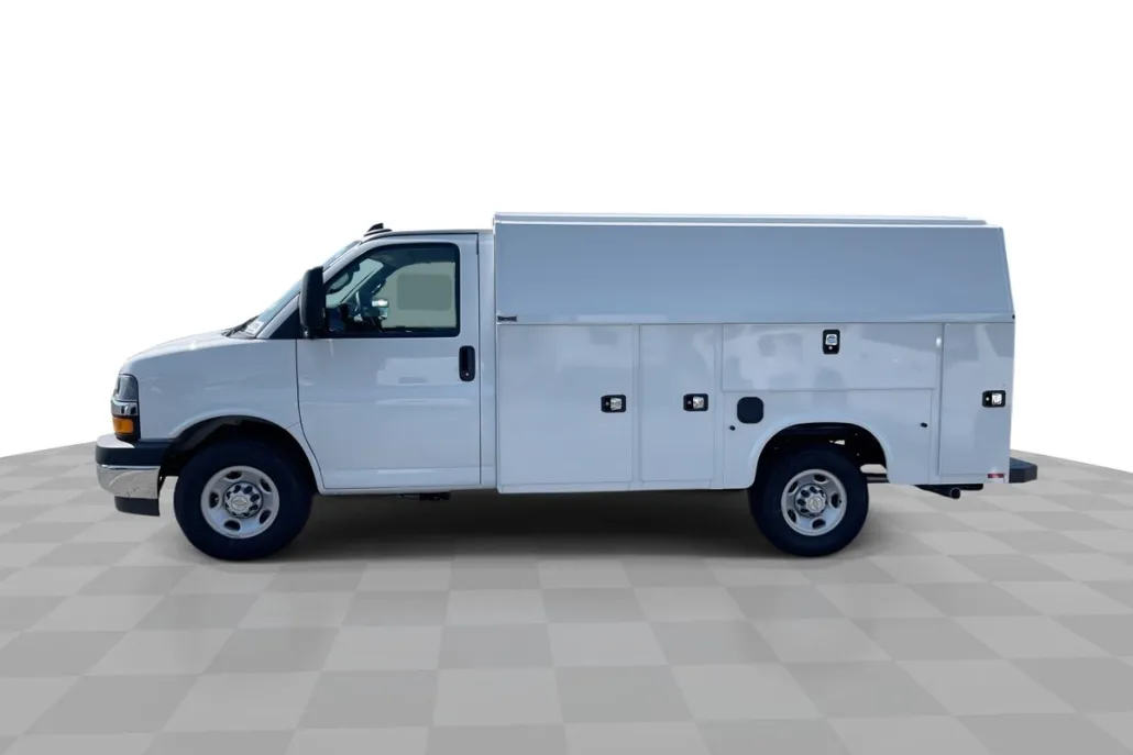 2025 Chevrolet Express Cutaway 3500 photo 1