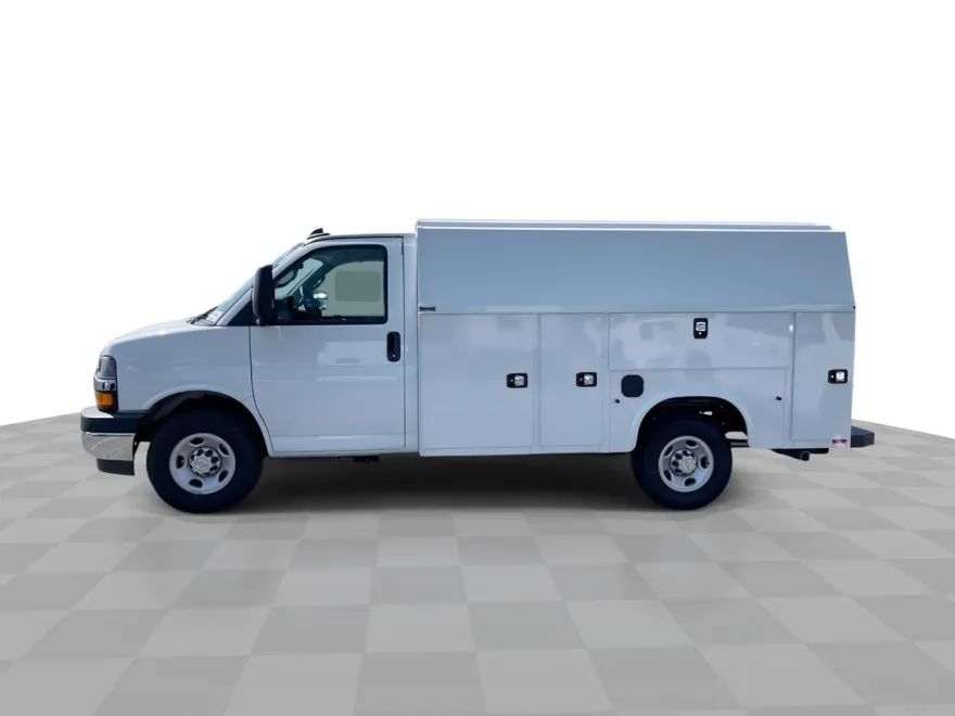 2025 Chevrolet Express Cutaway 3500 photo 1