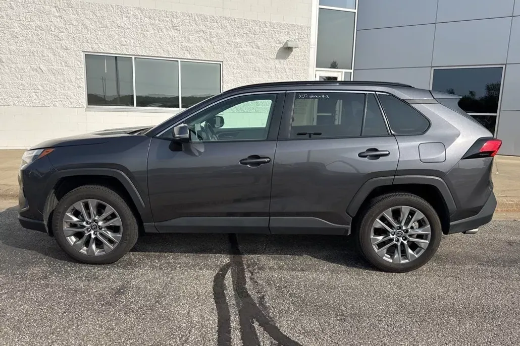 2024 Toyota RAV4 XLE Premium photo 1
