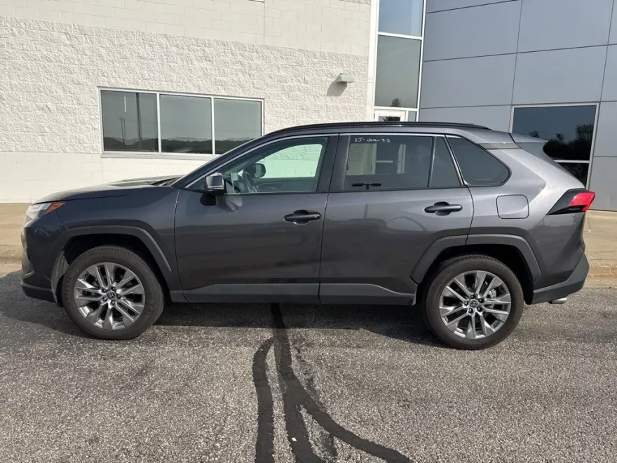 2024 Toyota RAV4 XLE Premium photo 1