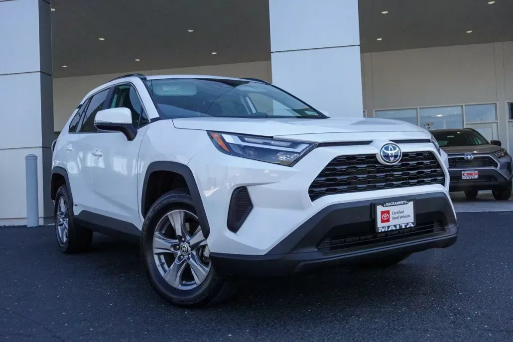 2023 Toyota RAV4 Hybrid LE photo 1
