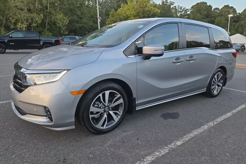 2023 Honda Odyssey Touring photo 1