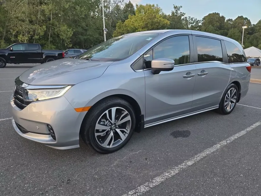 2023 Honda Odyssey Touring photo 1