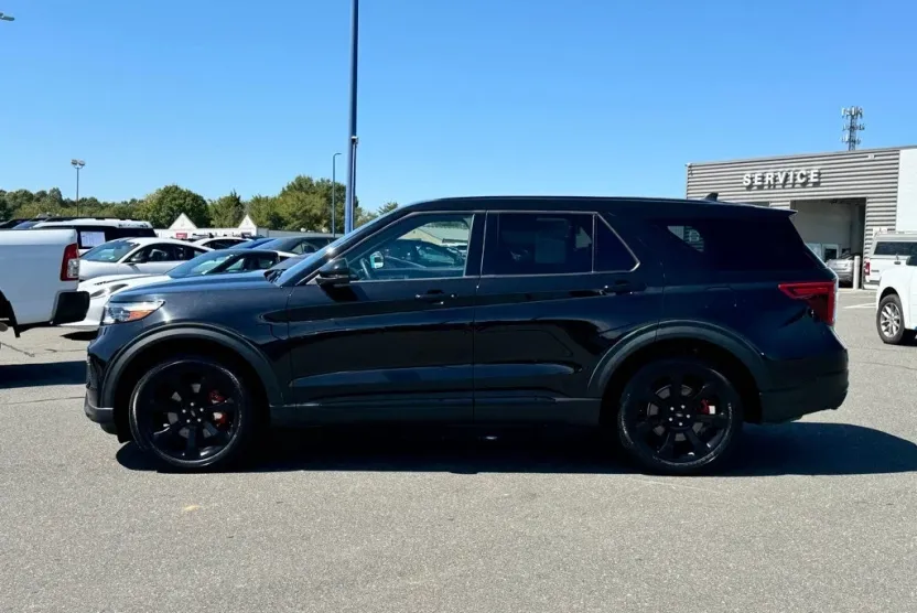 2022 Ford Explorer ST photo 1
