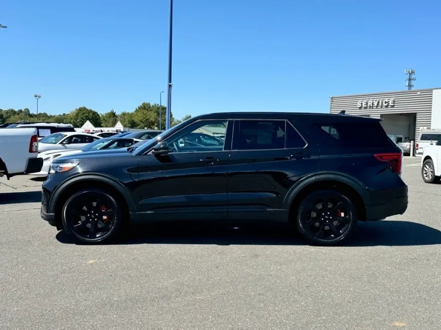 2022 Ford Explorer ST photo 1
