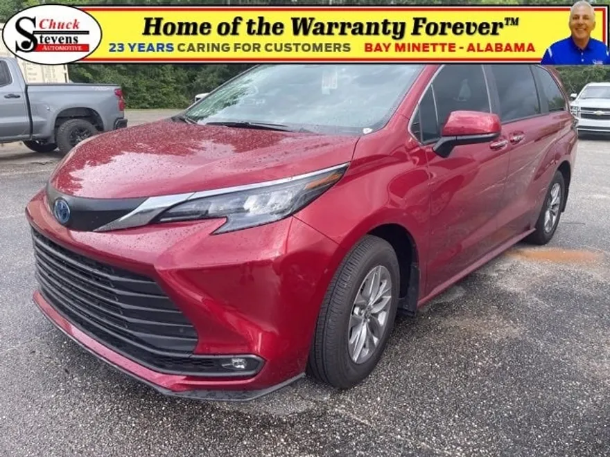 2025 Toyota Sienna XLE photo 1