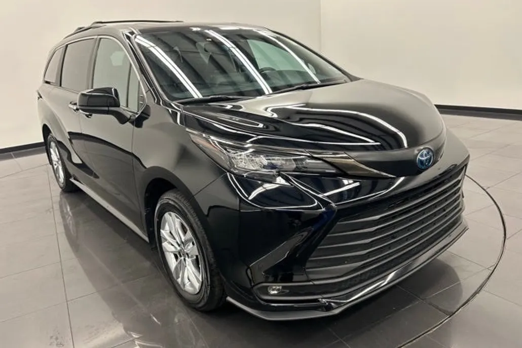 2023 Toyota Sienna Woodland Edition photo 1