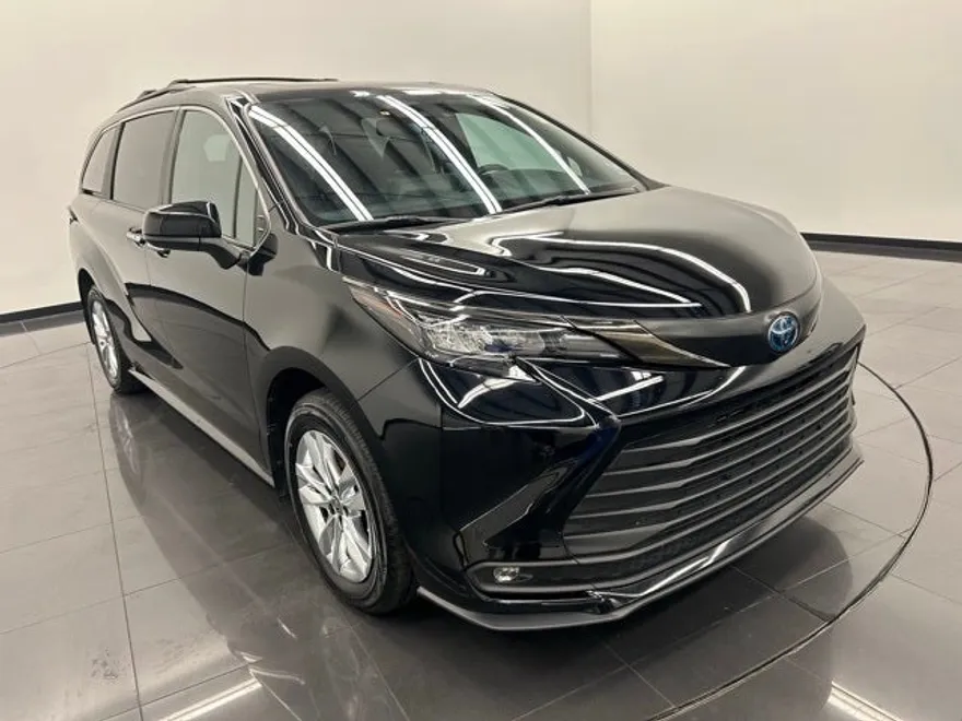 2023 Toyota Sienna Woodland Edition photo 1