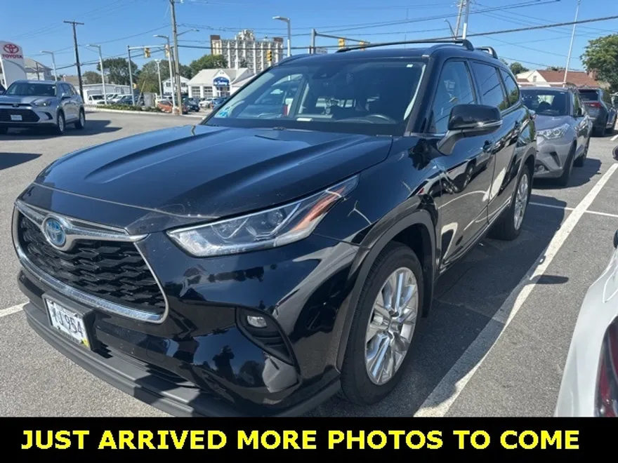 2022 Toyota Highlander Hybrid Limited photo 1