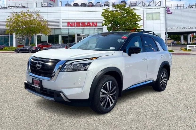 2025 Nissan Pathfinder Platinum photo 1