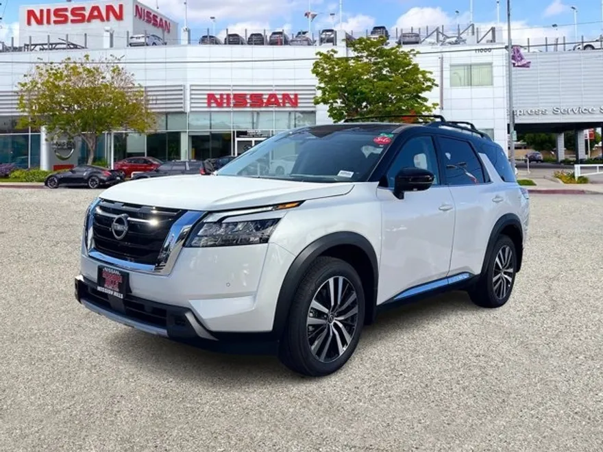 2025 Nissan Pathfinder Platinum photo 1