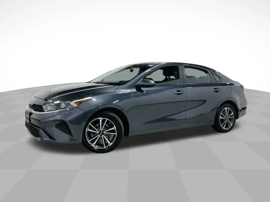 2023 Kia Forte LXS photo 1