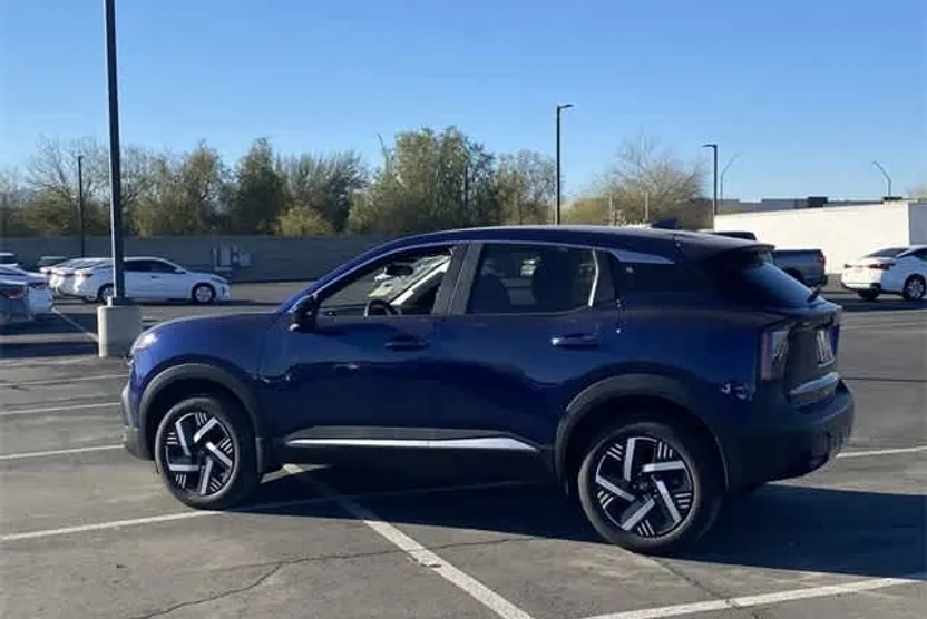 2025 Nissan Kicks SV photo 1