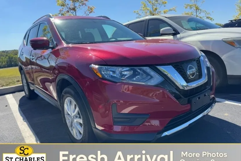 2017 Nissan Rogue SV photo 1