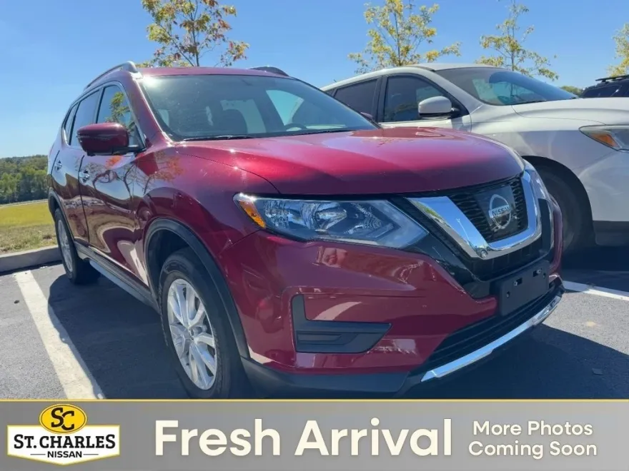2017 Nissan Rogue SV photo 1
