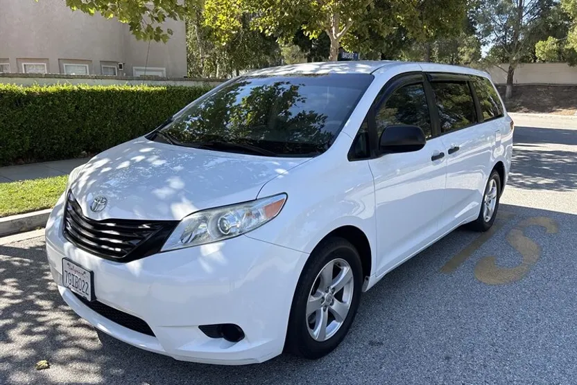 2014 Toyota Sienna LE photo 1
