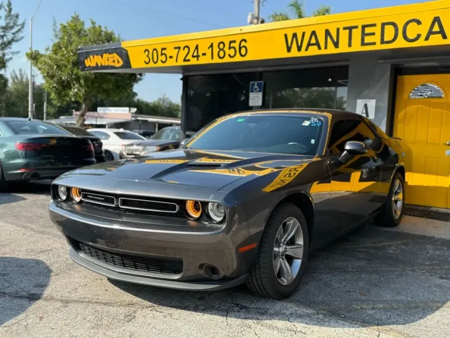 2019 Dodge Challenger SXT photo 1
