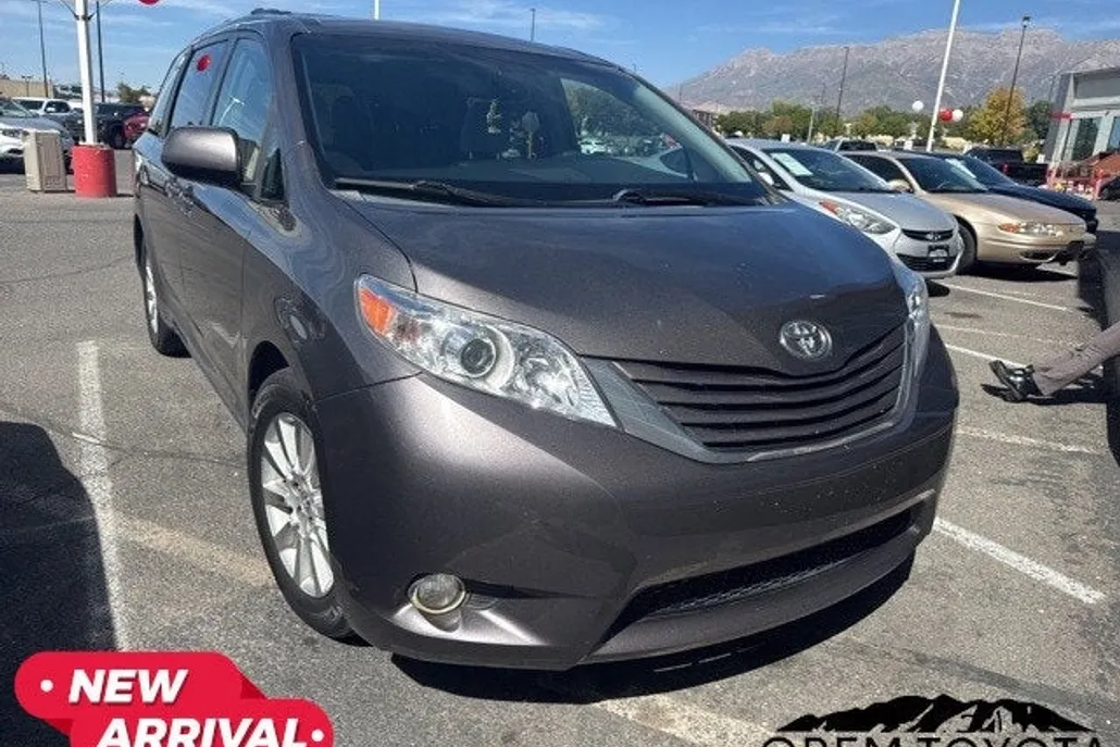 2015 Toyota Sienna LE photo 1