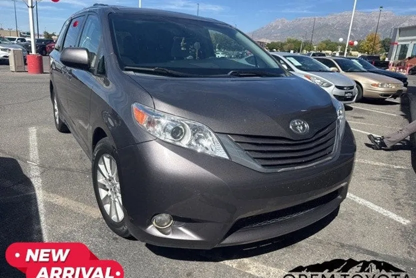 2015 Toyota Sienna LE photo 1