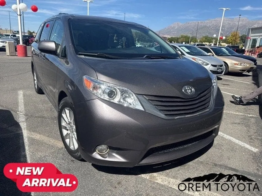 2015 Toyota Sienna LE photo 1