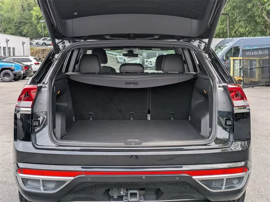 2023 Volkswagen Atlas Cross Sport V6 SEL Premium R-Line photo 1