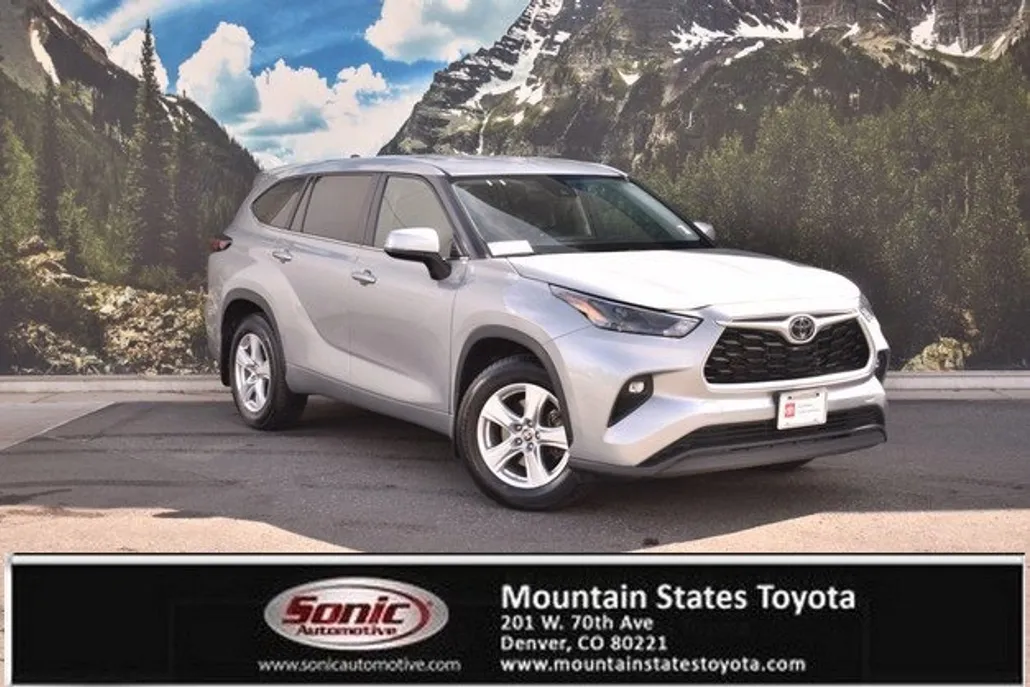 2024 Toyota Highlander LE photo 1
