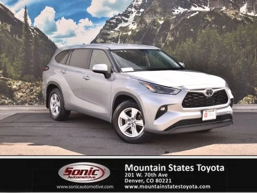 2024 Toyota Highlander LE photo 1