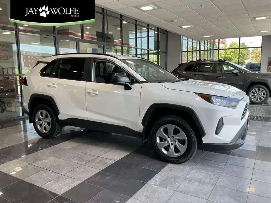 2021 Toyota RAV4 LE photo 1