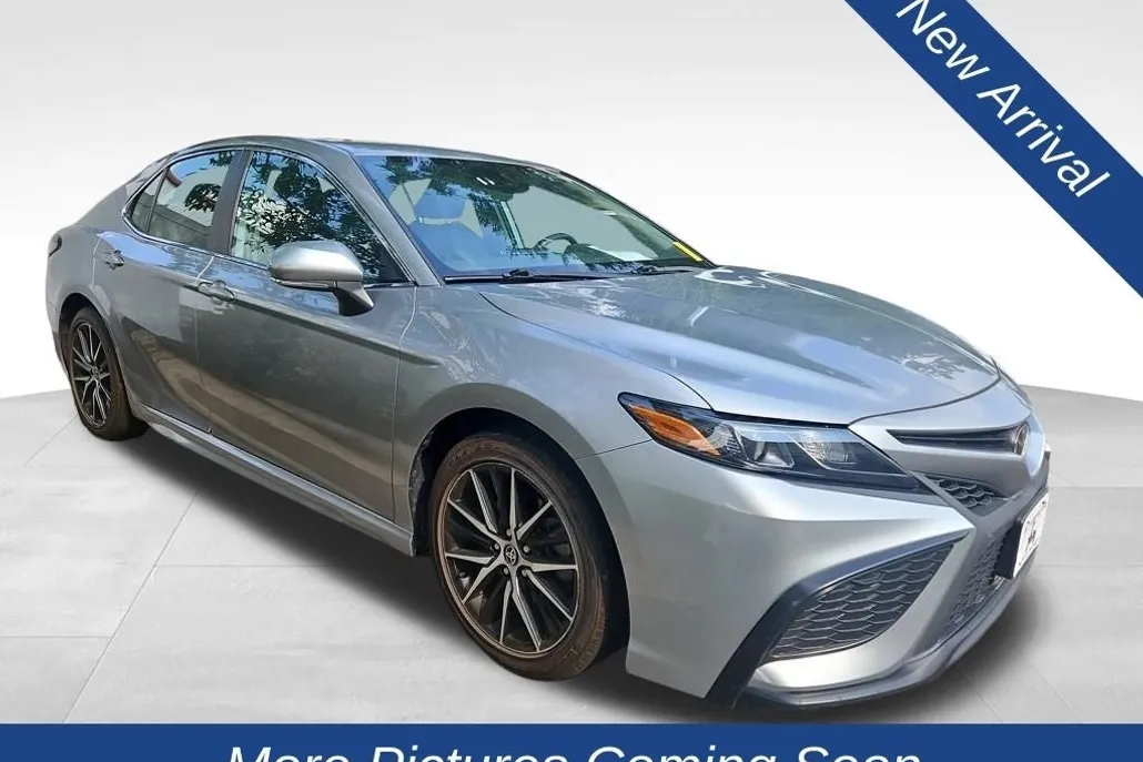 2022 Toyota Camry SE photo 1