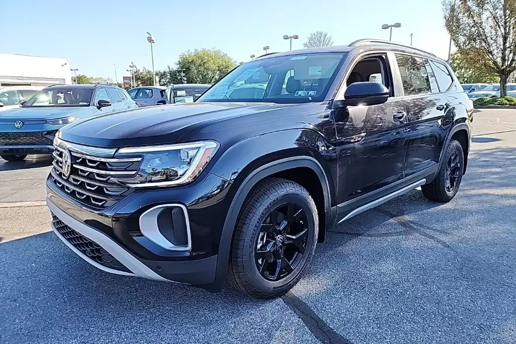 2025 Volkswagen Atlas Peak Edition SE photo 1