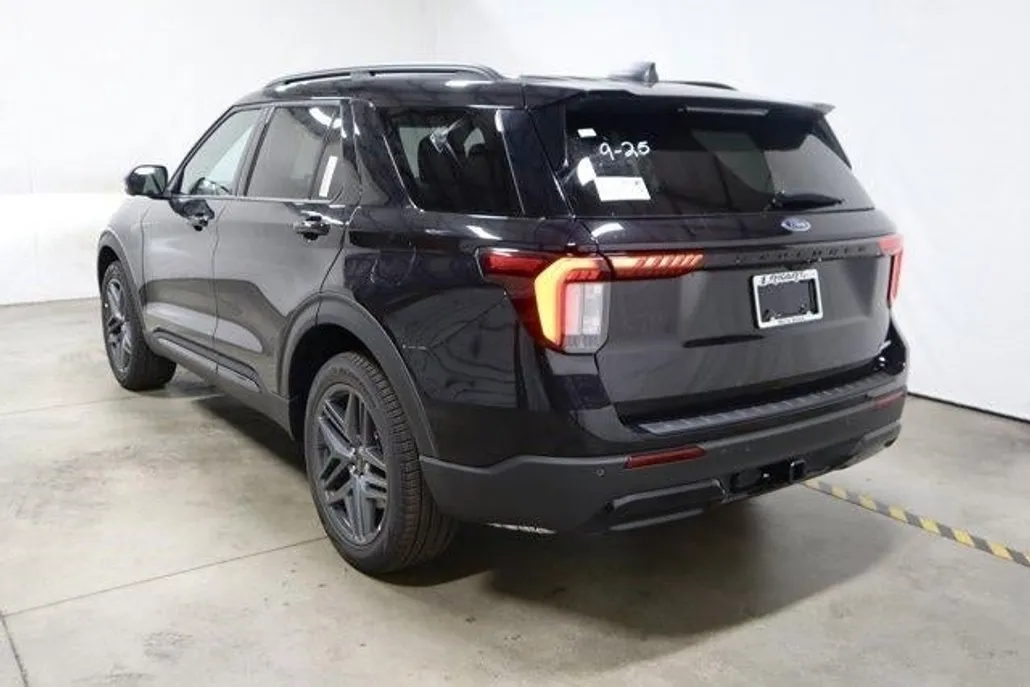 2025 Ford Explorer ST-Line photo 1