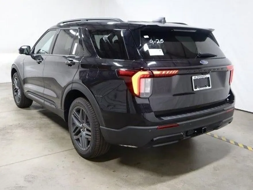 2025 Ford Explorer ST-Line photo 1