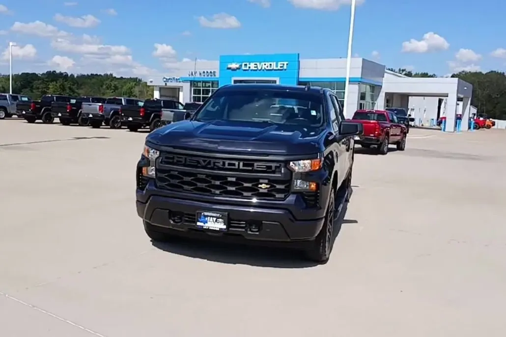 2023 Chevrolet Silverado 1500 Custom photo 1