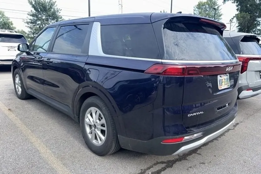 2024 Kia Carnival LX photo 1
