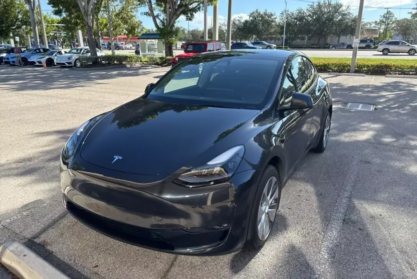 2024 Tesla Model Y Long Range photo 1