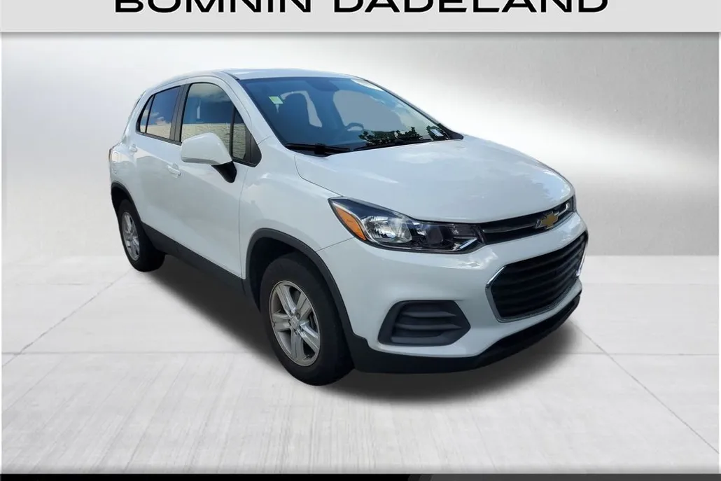 2022 Chevrolet Trax LS photo 1