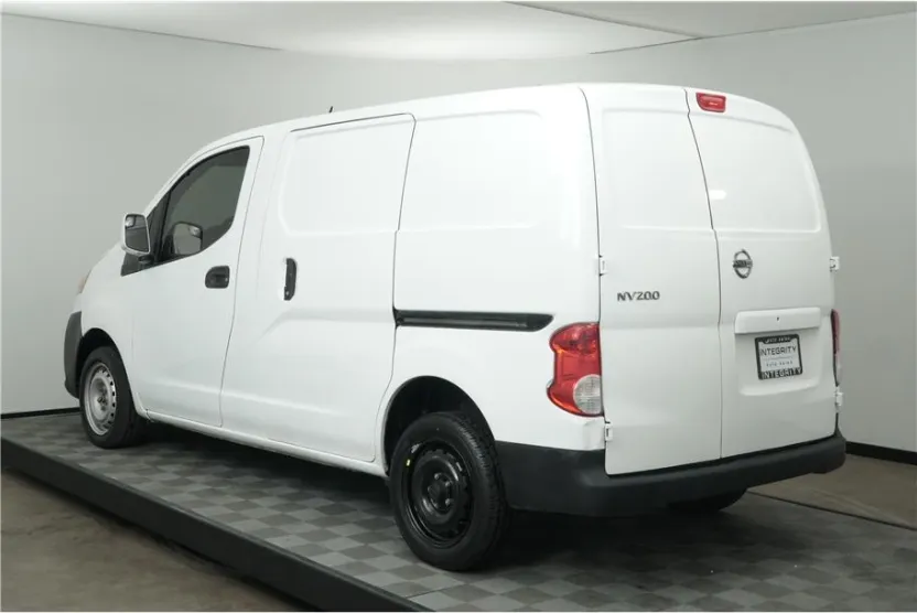 2015 Nissan NV200 SV photo 1
