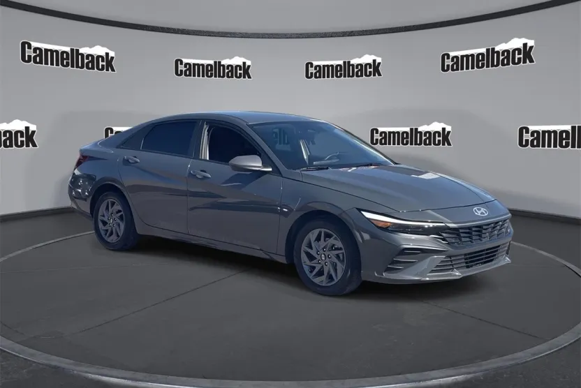 2024 Hyundai Elantra SEL photo 1