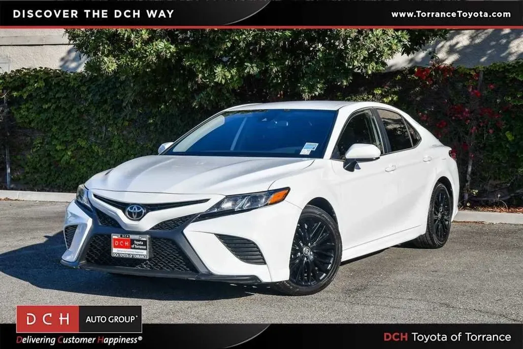 2020 Toyota Camry SE photo 1