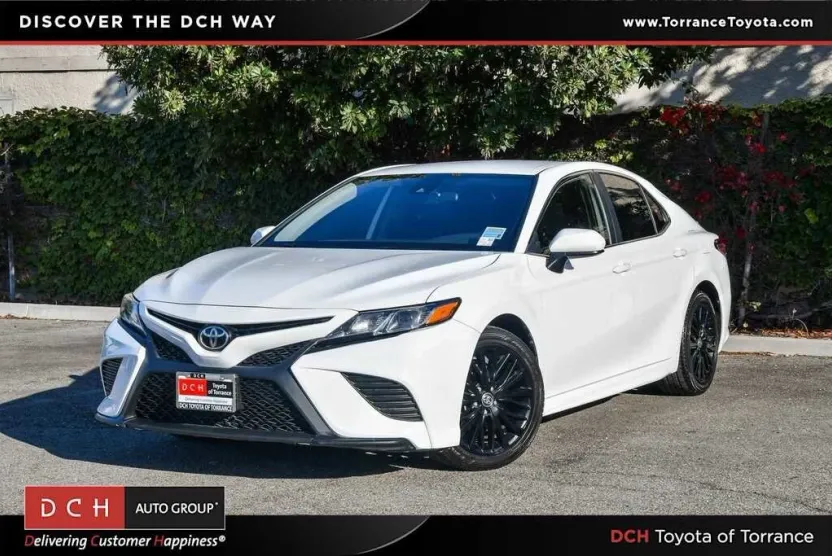 2020 Toyota Camry SE photo 1